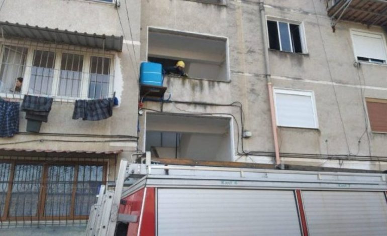 NDODH NË ELBASAN/ Harrojnë gazin hapur, shpërthen në flakë apartamenti