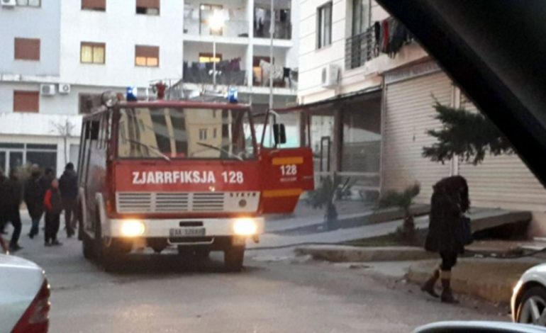 ZJARRI PËRFSHIN NJË APARTAMENT NË LEZHË/ Banorët në panik kanë…