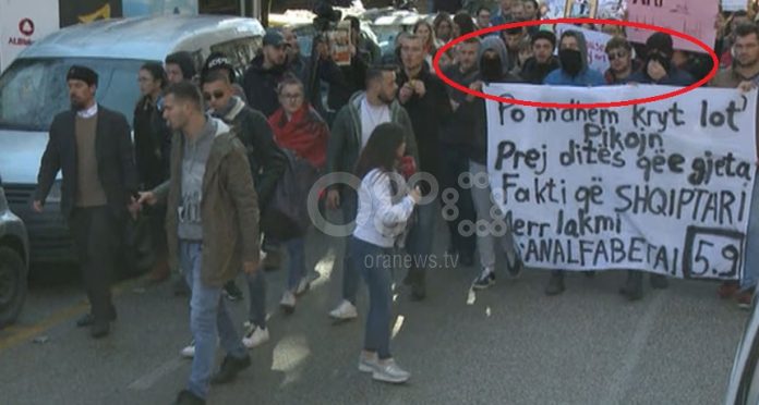 PROTESTA QË PO GRABITET NGA POLITIKA/ Pse STUDENTËT kanë mbuluar sot fytyrën? Çfarë fshehin? (FOTO)