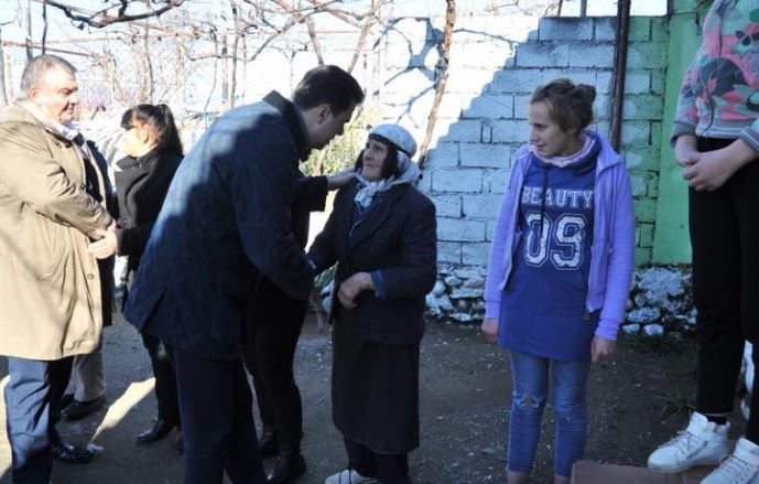 SHPËRNDAN FOTOT NË “FACEBOOK”/ Basha tregon ku e kaloi ditën e Krishtlindjes