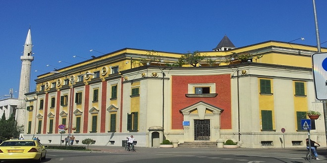 SJELLJA E PAHIJSHME NË PUBLIK/ Bashkia e Tiranës vendos gjobë nga 1 mijë lekë deri në …