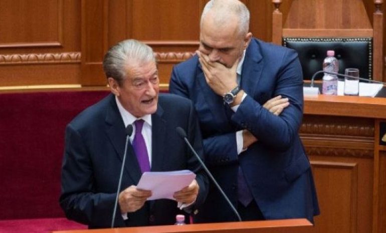 “O DJEM RRËMBENI ARMËT, JA VDEKJE JA LIRI”/ Rama nuk i NDAHET Berishës, zbulon PULËN e armatosur (VIDEO)