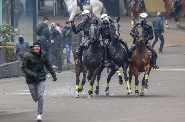 “FRYMA E JELEKËVERDHËVE”/ Bruksel, përleshje mes protestuesve pro dhe kundër emigracionit