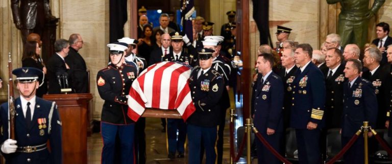 SHBA-ja NË ZI/ Amerikanët nderojnë ish presidentin George H.W. Bush (VIDEO)