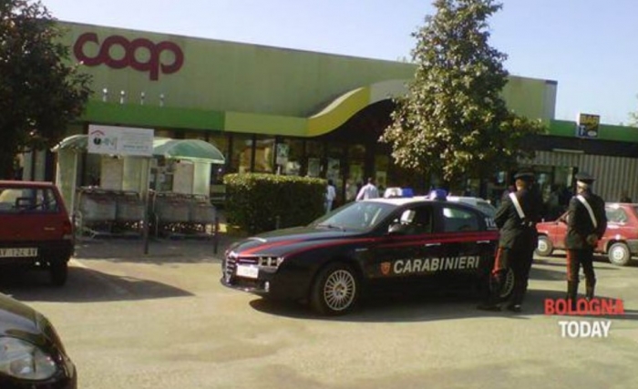 VODHËN NË SUPERMARKET/ Kapen nëna dhe vajza shqiptare. Morën 150 euro mall duke…