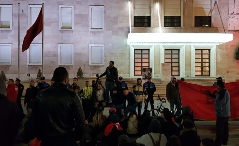 VIJON PROTESTA/ Studentët ndahen në TRE grupime. PD dhe LSI zgjedhin…