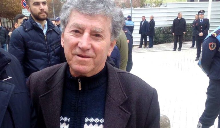 E PAZAKONTË NGA PROTESTA/ Njihuni me studentin 74-vjeçar të Kamzës, që qendron në shesh prej 9 ditësh