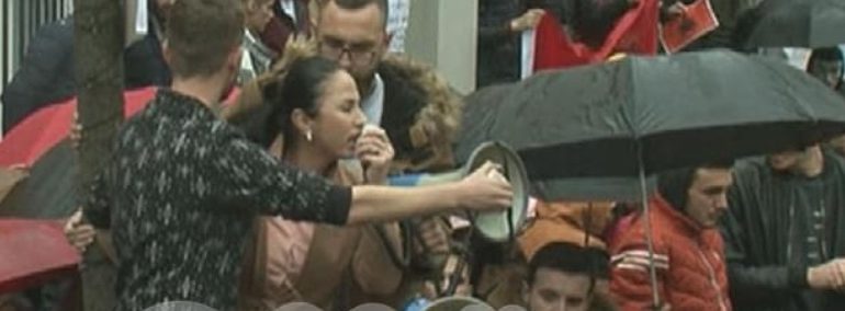 BËRI THIRRJE NGA PROTESTA SI E PAVARUR/ Pedagogia që mashtroi studentët foto me DY gishta dhe Berishën