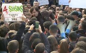 “NUK MUNDET STUDENTI…”/ Pedagogu “i dëbuar”, Marka: U grushtova nga huliganët e PD dhe LSI