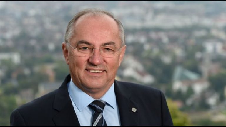 “TË REAGOJË DHE PËR TAKSËN”/ Deputeti gjerman: BE të liberalizojë vizat për Kosovën