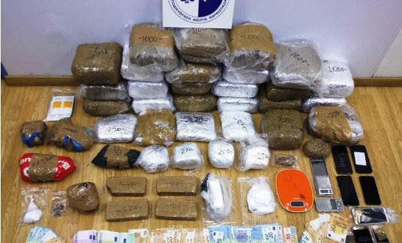 HEROINË, KOKAINË DHE MARIJUANË/ Katër shqiptarë e pësojnë nga policia greke. Kapen kur…