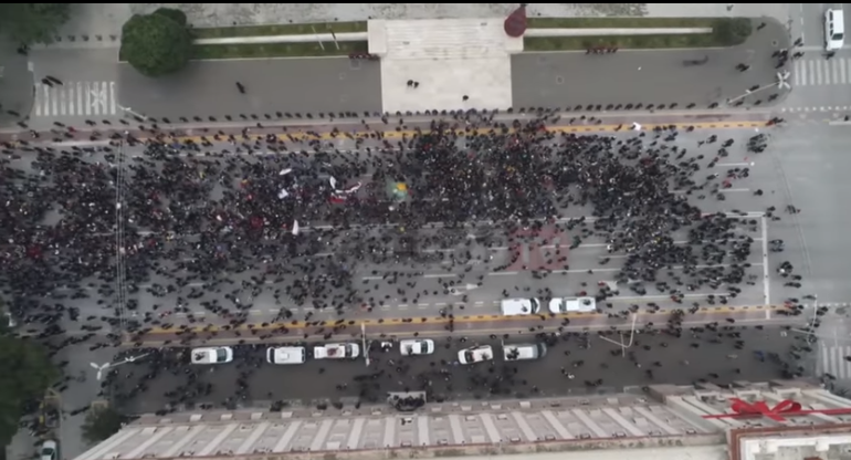 STUDENTËT NË DITËN E 14/ Pamjet me DRON, ja si duket PROTESTA përpara kryeministrisë