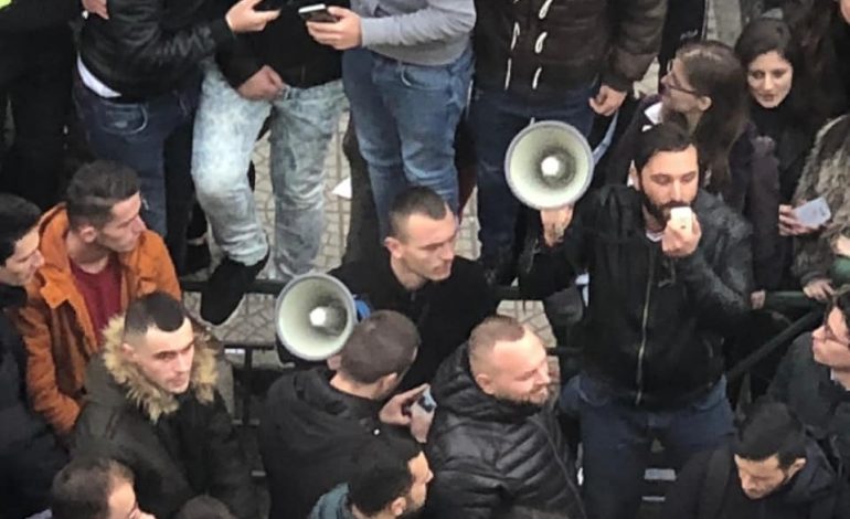 TENTATIVAT E PD PËR INFILTRIM TEK PROTESTA/ Kandidati për deputet me pankarta dhe megafon (FOTO)
