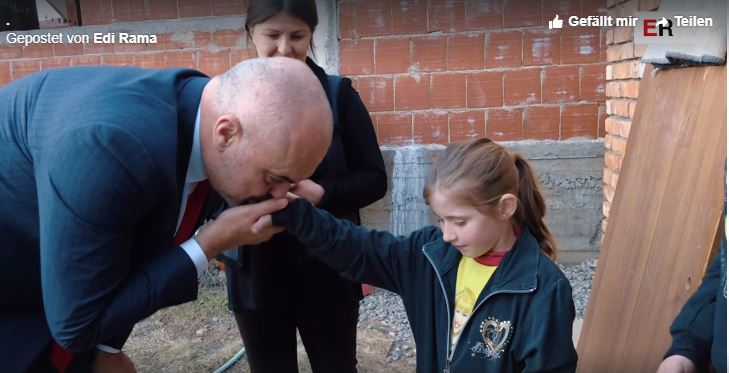 RAMA PUBLIKON VIDEON/ Me vajzat e Ages të cilat, edhe pse të varfra nuk e lënë shkollën