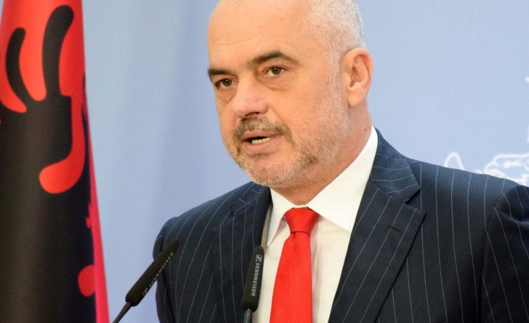 PROTESTA/ Rama sulmon Sherif Bundon: Zoti i ruajt studentët tanë nga të tilla fantazma… (VIDEO)