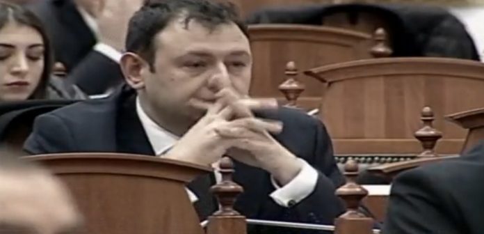 “VEZËN E KE NGA STUDENTË”/ Kush ja dha flamurin deputetit të Bashës që të flasë dhe veprojë në emër të…