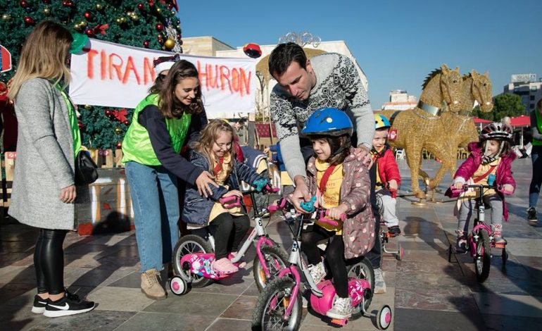 “TIRANA DHURON”/ Ushqime, rroba dhe lodra për familjet në nevojë