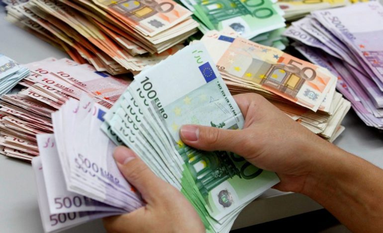 EURO ZBRET NËN 123 LEKË/ Për herë të parë që nga tetori 2008