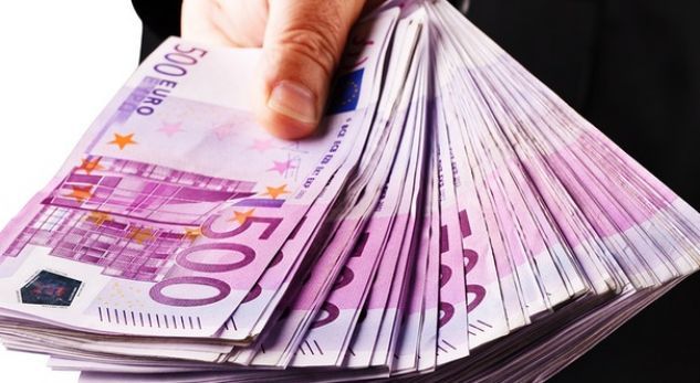 EURO NUK PO NDAL RËNIEN/ Shënon rekord të ri. Ja me sa u këmbye sot