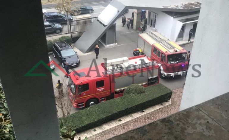 FOTO-LAJM/ Zjarri i rënë në katin e katërt, te Ministria e Jashtme. Shkak ishte…
