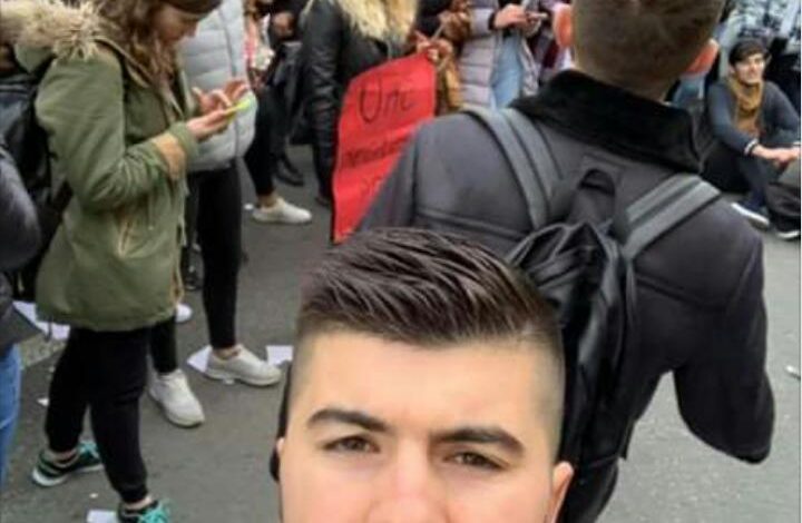 “JO POLITIKË”? Kryetari i LRI-së së Lezhës udhëheq protestën. Ja djali i biznesmenit që kamuflohet si student i varfër