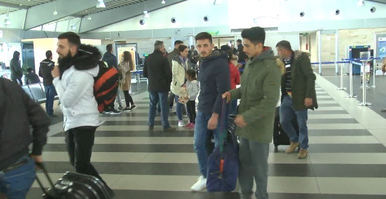 FLUKS I ULËT NË DOGANA/ Vijnë edhe emigrantët e fundit
