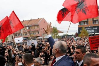 DIALOGU/ Serbët, sanksione shqiptarëve të Bujanocit për shkak të flamurit më 28 nëntor
