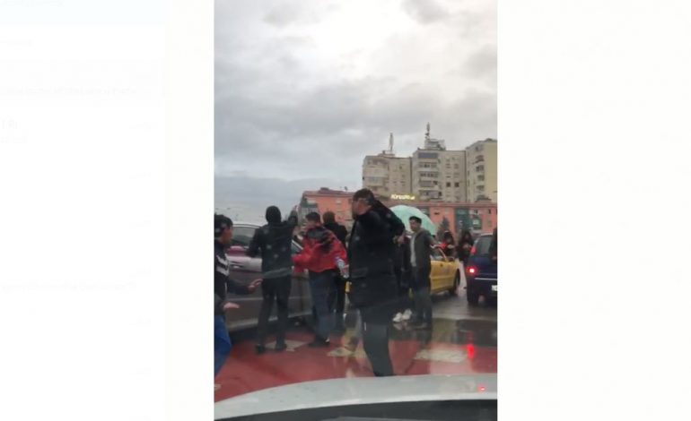 STUDENTËT E PARTIVE BLLOKOJNË RRUGËT/ Irritohen qytetarët: Dua të çoj nënën në spital… (VIDEO)