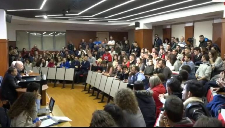 “JEMI EKSELENTË”/ Rama sfidon studentët: Ejani në Postribë, fëmijët mësojnë me çadër në dhomë, ajo është 10.00