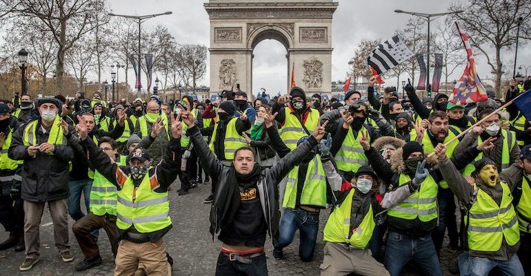 PROTESTAT E “Jelekverdhëve” NË FRANCË/ 43 mijë njerëz mbesin të papunë