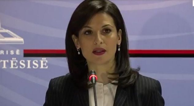 LARGIM NGA PUNA/ Në “sitë” kryeregjistruesi i pronave në Lushnjë dhe PESË punonjës