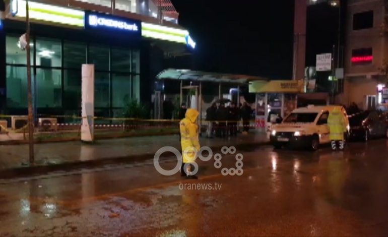 GRABITJA SI NË FILMA NË DURRËS/ Detajet: Dy HAJDUTËT E MASKUAR, i bën pritë makinës me paratë kur…