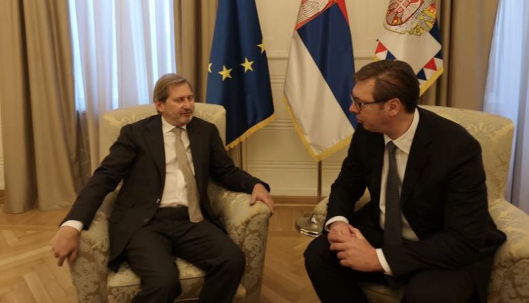 “DISKUTUAM PËR…”/ Hahn pas takimit me Vuçiç: Të hiqet taksa ndaj Serbisë