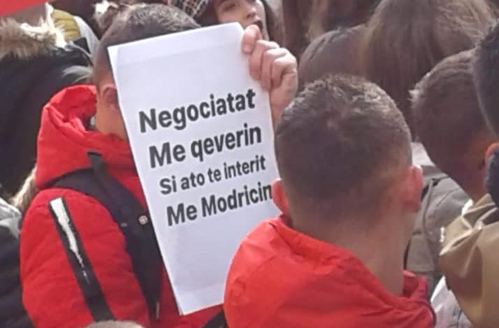 PROTESTA/ Interi “i merr vëmëndjen” STUDENTËVE: Negociatat me qeverinë si… (FOTOT)