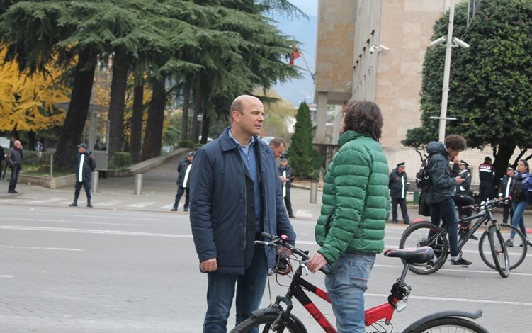 FOTOLAJM/ “Dhëndri” del në shesh dhe proteston me studentet