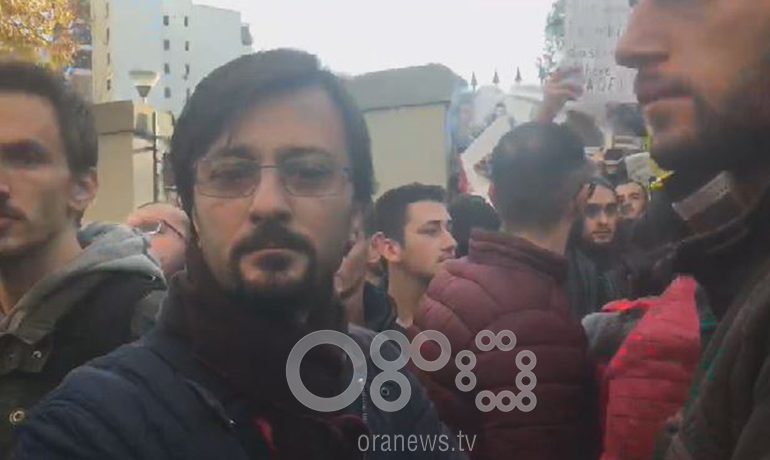 PROTESTA E STUDENTËVE/ Profesori Marka shfaqet sërish, ka studentë që sërish nuk i duan