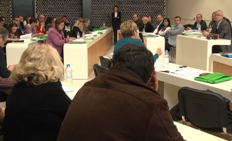 “ME DY PORTA”/ LSI në Korçë bashkon votat me PS, miratohet buxheti i qytetit