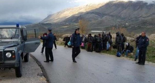“LUGINA E REFUGJATËVE”/ Hynë ilegalisht në Kapshticë, kapen 6 emigrantë klandestinë