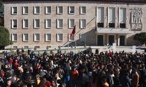 “KAMUFLIMI” ME STUDENTËT/ PD-ja paralajmëron protestë të hënën. Do të thirren…