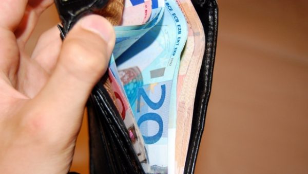 “SINQERITETI DHE SHPIRTI I MIRË”/ Gjen PORTOFOLIN në karburant, befason PROSTITUTA shqiptare