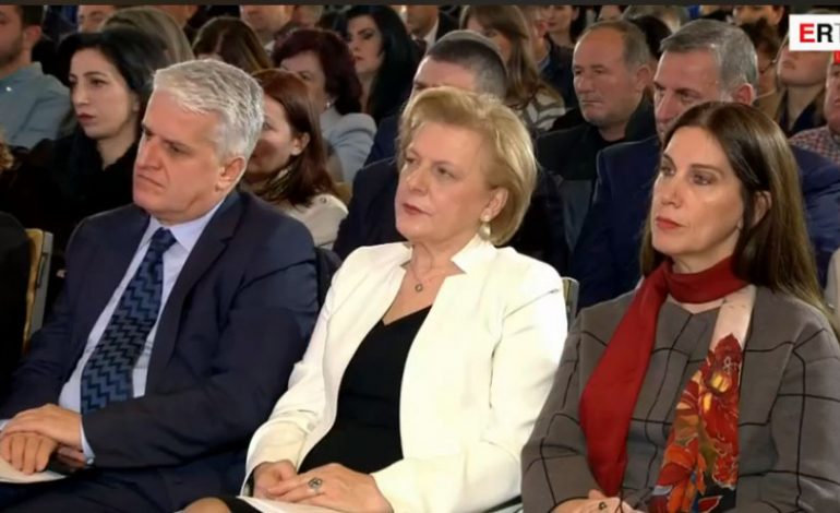ASAMBLEJA E PS/ Rama njoftoi live “furtunën” në Qeveri, ja si e pritën ministrat. Nga Nikolla, te Kumbaro e Ahmetaj (FOTO)