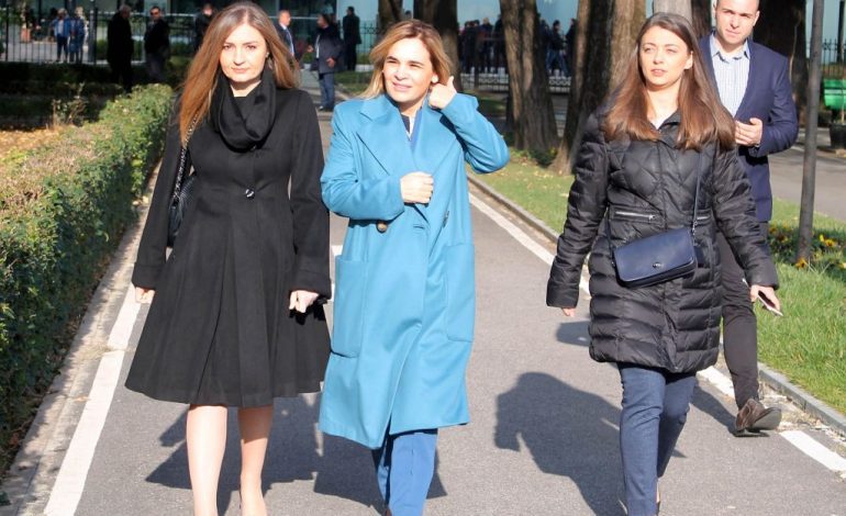 “KUR VIJNË DASMORËT”/ (Petrit Vasili ndërkohë, iu bërtet çupave të LSI-së) (FOTO)