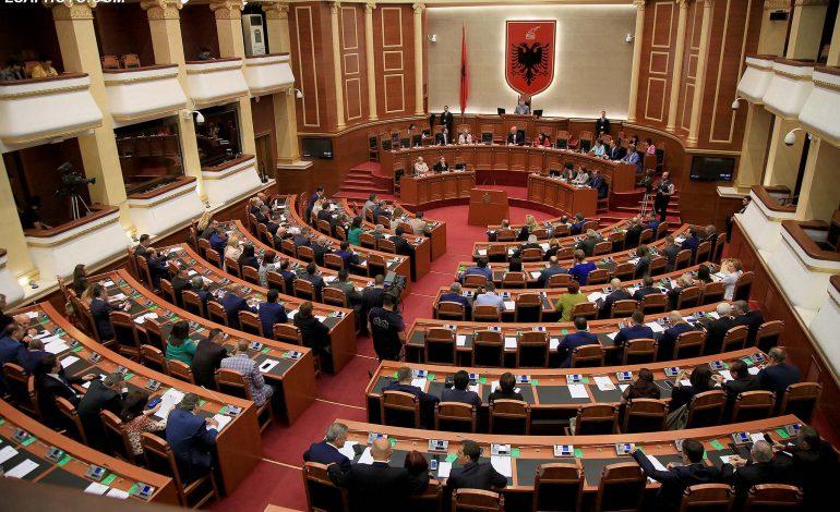 MONA DHE LULI U KTHYEN NË PARLAMENT/ Nis seanca plenare. Jashtë nis protesta…