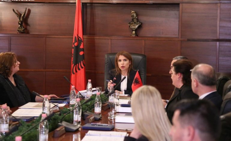 “SPAK ME GJYQTARË TË PËRKOHSHËM”/ Çfarë vendosi sot KLGJ për magjistratët e rinj