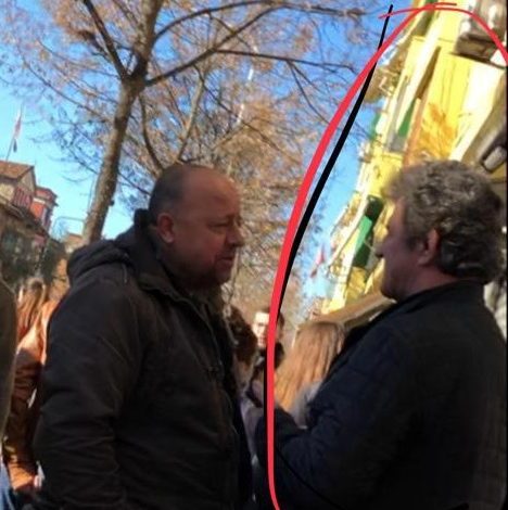 NUK I NDAHET PROTESTËS/ Sali Lushaj sërish “me studentët”. Fotografohet me…