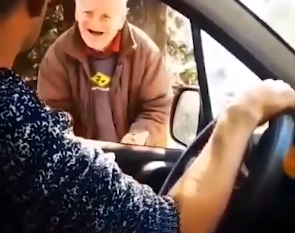 NDODH NË TIRANË/ Lypësi del për një copë bukë, djali ndal makinën dhe tallet rëndë (VIDEO)