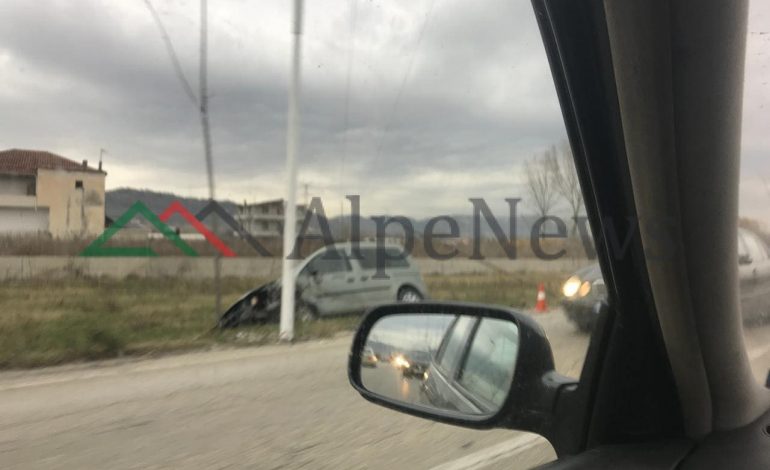 AKSIDENT NË RINAS/ Mjeti DEL nga rruga. Dyshohet se shoferi ka humbur kontrollin pas… (VIDEO)