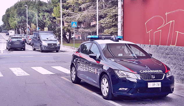 HARROI VAJZËN 3 VJEÇE NË MAKINË/ Babai shqiptar HUMB kujdestarinë. Hyri në lokal…