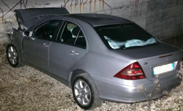 AKSIDENT I TMERRSHËM NË VLORË/ Makina PËRPLASET me bordurën anësore, dy të plagosur