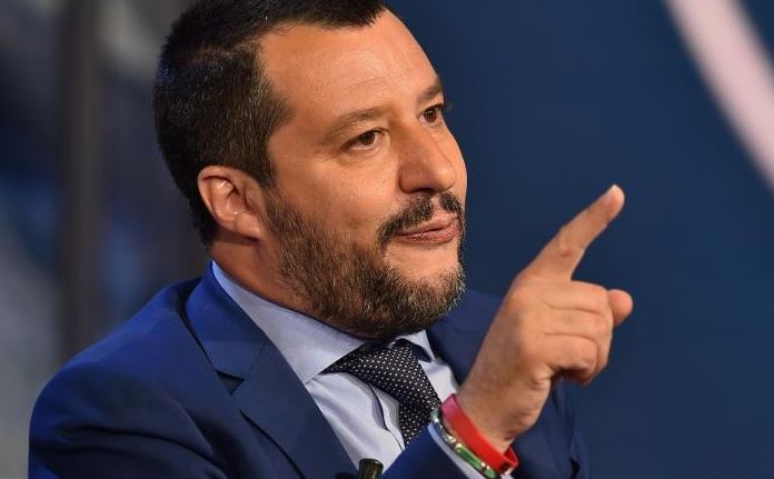 “KE 3 SHQIPTARË PAS QAFE”/ Kërcënohet me JETË ministri i Brendshëm i Italisë, publikon LETRËN